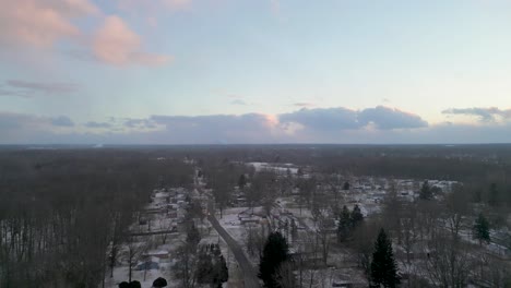 Luftaufnahme-Eines-Wintersonnenuntergangs-Mit-Großen-Weißen-Wolken-Und-Lichtstrahlen