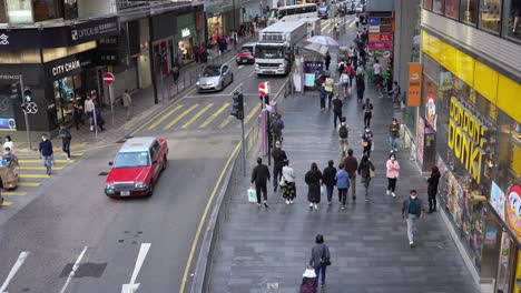 Overview-shot-in-a-Hong-Kong-street,-facing-the-DonDonDonki-Japanese-supermarket-entrance