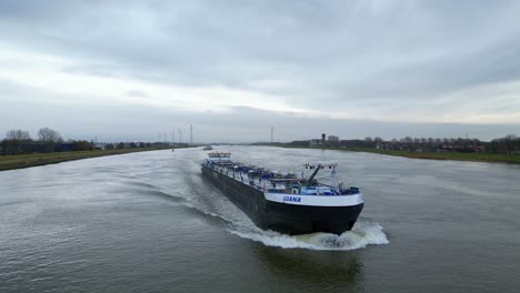 Binnenrohstofffrachtschiff-Lauma-Navigiert-Durch-Die-Maas-Bei-Dordrecht