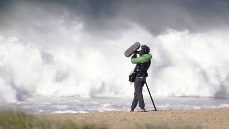 Tontechniker-Mit-Mikrofon-Nimmt-Das-Geräusch-Großer-Wellen-Am-Strand-Am-Meer-Auf