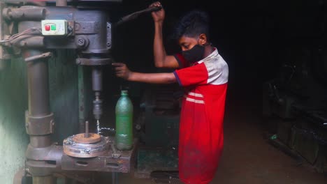Unschuldiges-Indisches-Kind,-Das-Maschinenbohrmaschine,-Sklavenarbeitsindustrie-Der-Kindheit-Arbeitet