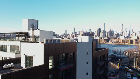 Luftaufnahme-Vor-Einer-Wohnung-Mit-Wolkenkratzern-Im-Hintergrund,-In-Queens,-New-York-–-Absteigend,-Drohnenaufnahme