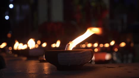 Innumerables-Velas-Tradicionales-Ardiendo-Frente-Al-Templo-Budista-En-La-Noche-Durante-El-Festival-Loy-Krathong-En-Chiang-Mai,-Tailandia