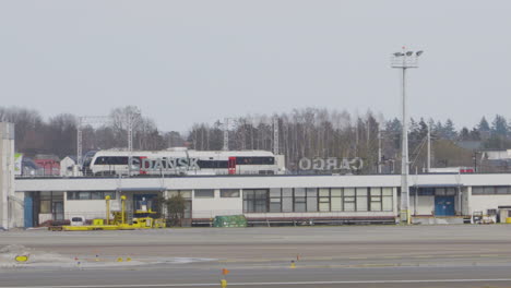 Danzig-Lech-Walesa-Flughafen-Terminal-Shuttlezug-Befördert-Passagiere-Vom-Flughafen