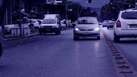 Autos-Fahren-In-Superzeitlupe-Auf-Der-Straße-In-Brasilien,-Düsterer-Filtereffekt