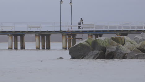 Menschen-An-Der-Brücke-über-Den-Strand-In-Redlowo,-Gdynia,-Polen