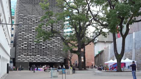 Kippen-Sie-Vom-Boden-Zu-Den-Wolkenkratzern-Im-Tai-Kwun-Gefängnishof-In-Hongkong