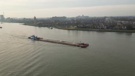 Luftaufnahme-Eines-Frachtschiffs,-Das-Durch-Den-Wasserkanal-In-Dordrecht,-Niederlande,-Gleitet