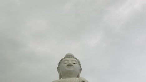 El-Gran-Buda-Phuket-Tailandia-Tiro-Inclinado-Gente-Nublada-Rezando