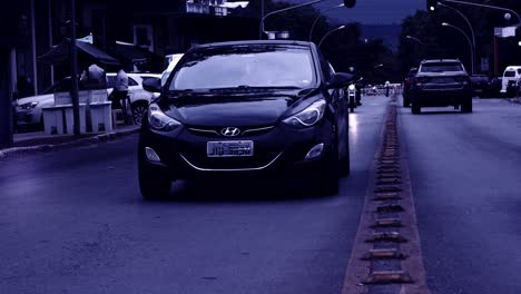 Verkehr-Auf-Der-Hauptstraße-In-Brasilien-In-Zeitlupe,-Entsättigter,-Düsterer-Filtereffekt