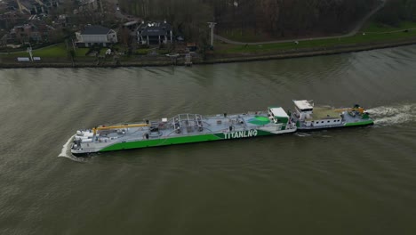 Titans-Seetüchtiges-LNG-Bunkerschiff-Segelt-Durch-Einen-Fluss-In-Den-Niederlanden