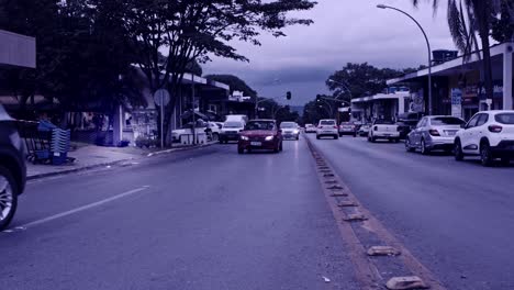 Autos,-Die-An-Einem-Trüben,-Bewölkten-Tag-Auf-Einer-Hauptstraße-In-Brasilien-Fahren,-Entsättigter-Filtereffekt
