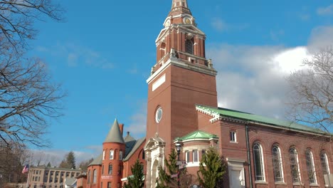 Alta-Estructura-Gótica-Victoriana-De-La-Iglesia-Episcopal-De-San-Miguel-En-Naugatuck,-Connecticut,-Ee.uu.