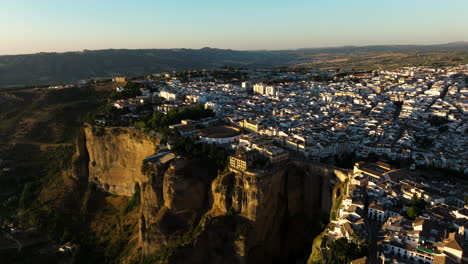 Vista-Panorámica-De-La-Ciudad-En-La-Cima-De-La-Montaña-En-Ronda,-Provincia-De-Málaga,-España