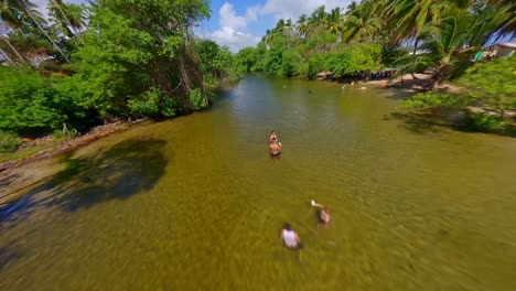 Sobrevolando-Turistas-Nadando-En-El-Río-Arroyo-Salado-En-Cabrera,-República-Dominicana