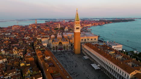 Iconic-Landmark-Of-St-Mark's-Campanile-In-Piazza-San-Marco,-Venice,-Italy