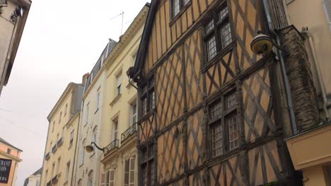 Straßen-Und-Architektur-Des-Historischen-Zentrums-In-Der-Stadt-Angers,-Frankreich---Nach-Unten-Neigen