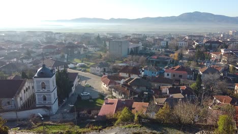 Luftaufnahmen-Der-Stadt-Sopot,-Bulgarien,-Bei-Sonnenaufgang