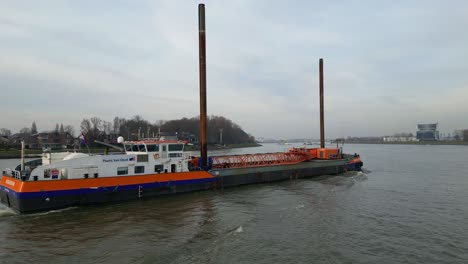 Barco-Interior-Van-Oord-Navegando-Por-El-Río-Maas-Cerca-De-Werkendam-Y-Dordrecht,-Transportando-Mercancías