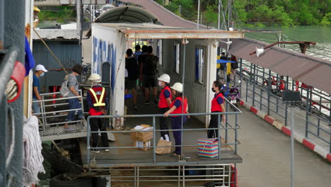 Transbordador-Turístico-Y-Local,-Trabajadores-En-Espera-En-Equipos-De-Seguridad