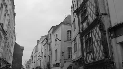 Monochrom-Historischer-Gebäude-Mit-Fachwerkfassade-Im-Stadtzentrum-Von-Angers,-Frankreich