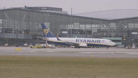Passagierflugzeug-Der-Fluggesellschaft-Ryanair-Gdansk,-Das-An-Einem-Bewölkten-Wintertag-Vom-Terminal-Des-Lech-Walesa-Flughafens-Danzig-Abfliegt
