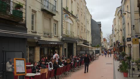 Crowded-People-Eating-At-The-Restaurant-In-The-City-Center-Of-Angers,-France