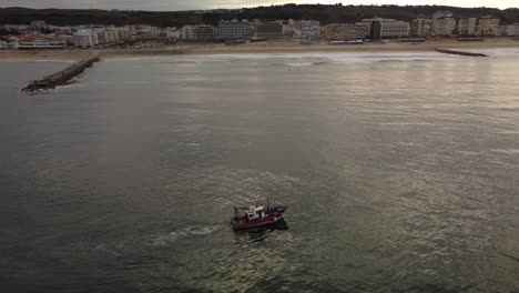 Fischerboot-An-Der-Tropischen-Costa-Da-Caparica,-Portugal---Drohnenansicht-Aus-Der-Luft