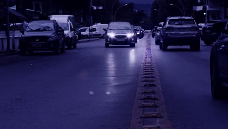 Autos-Fahren-In-Zeitlupe-Auf-Der-Straße-In-Brasilien,-Geheimnisvoller-Blautönungsfilter