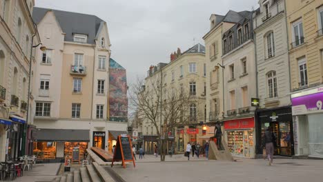 Belebte-Straßen-Am-öffentlichen-Platz-Im-Stadtzentrum-In-Angers,-Frankreich-Bei-Sonnenuntergang