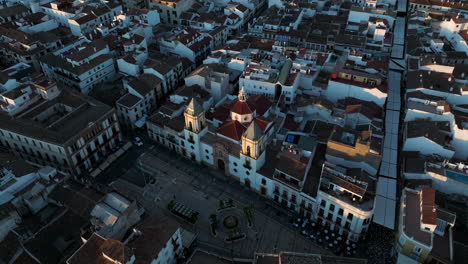 Ciudad-De-Ronda-Con-Edificios-Antiguos-E-Iglesia-En-España---Toma-Aérea-De-Drones