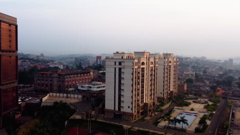 Aerial-view-of-wealthy-people´s-accommodation-in-Yaounde,-Cameroon---Ascending,-tilt,-drone-shot