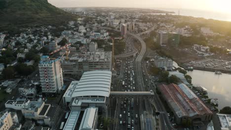 Luftaufnahme-Des-Verkehrs-Auf-Der-Autobahn-In-Port-Louis-Während-Des-Sonnenuntergangs-In-Mauritius
