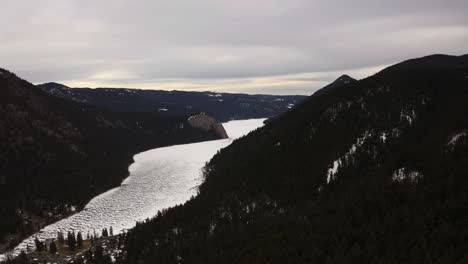 Ein-Atemberaubender-Blick-Auf-Paul-Lake,-Eingehüllt-In-Eine-Decke-Aus-Glitzerndem-Schnee,-Vor-Der-Kulisse-üppiger-Immergrüner-Wälder-In-Kamloops,-British-Columbia