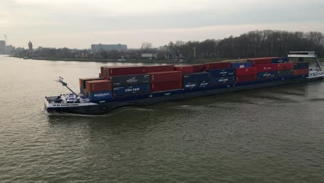 Riesiges-Containerschiff,-Das-Entlang-Des-Dordrecht-Frachtkanals-Fährt