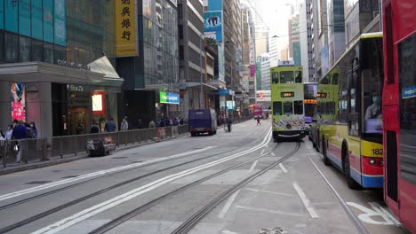 Statische-Ansicht-Von-Doppeldecker-Straßenbahnen-Im-Verkehr-Auf-Der-Straße-In-Hongkong