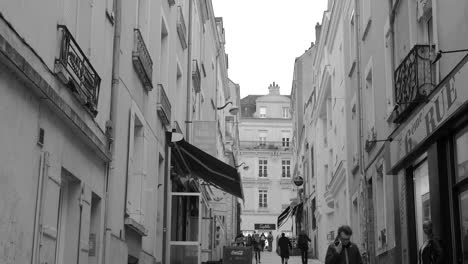 Gente-Caminando-Por-Las-Calles-Típicas-Con-Arquitecturas-Históricas-En-Ira-En-El-Oeste-De-Francia