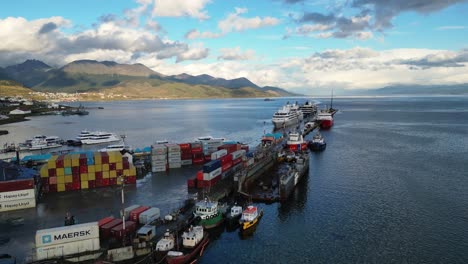 Luftdrohne-Fliegt-über-Dem-Seehafen-In-Ushuaia,-Argentinien.-Schiffe-Angedockte-Container-Im-Wassertransport,-Antarktische-Navigationsroute