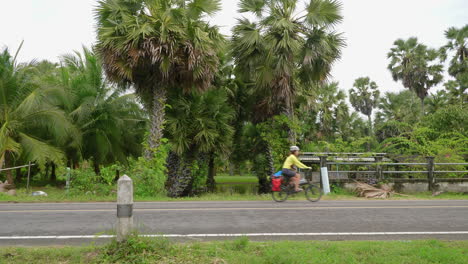 Frau-Auf-Dem-Fahrrad,-Die-Ländliche-Landschaft-In-Thailand-Erkundet