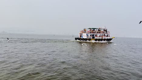 Traditionelle-Touristische-Wasserboote-Fahren-Touristen-Von-Alibaug-Zum-Gateway-Of-India,-Mumbai