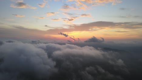 Vuelo-De-Drones-Por-Encima-De-Las-Nubes-Con-Un-Colorido-Cielo-Al-Atardecer,-4k