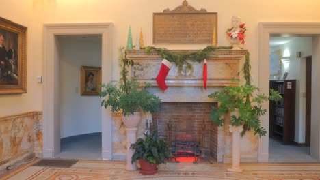 Hall-De-Entrada-De-La-Biblioteca-Howard-Whittemore-Con-Adornos-Navideños-Y-Plantas-De-Interior-En-Naugatuck,-Connecticut,-Ee.uu.