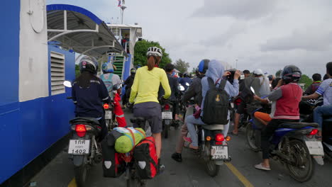 Asiatische-Menschen-Auf-Motorrädern-Und-Fahrrädern-Verlassen-Die-Fähre,-Songkhla-Fähre,-Thailand
