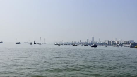 Eine-Makellose-Aufnahme-Des-Mit-Booten-Gefüllten-Meeres-Mit-Blick-Auf-Das-Finanzzentrum-Indiens,-Mumbai