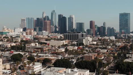 Los-Angeles-establishing-shot,-drone-flying-sideways,-Skyscrapers-in-Background