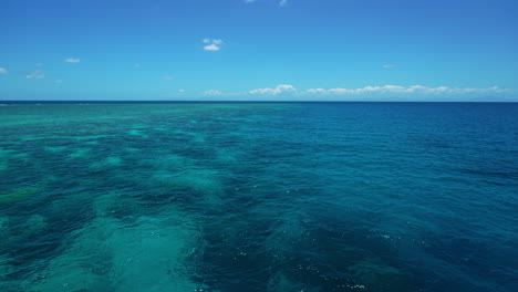 Ruhiges-Wasser-Am-Great-Barrier-Reef-Im-Korallenmeer