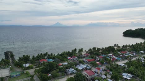 Luftaufnahme-Eines-Idyllischen-Strandes-Mit-Der-Silhouette-Des-Mayon-Vulkans-Im-Hintergrund-In-Der-Abenddämmerung,-Catanduanes,-Philippinen