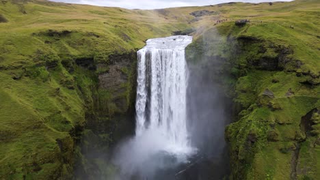 Poderosa-Cascada-De-Skogafoss,-Lugar-Turístico-Popular-En-Islandia-En-Verano---Antena