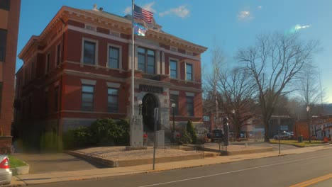 Ayuntamiento-De-Ansonia-En-Un-Día-Soleado-En-Ansonia,-Connecticut,-Estados-Unidos