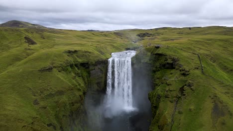 Picturesque-Skogafoss-Waterfall-Landscape-during-Gorgeous-Iceland-Summer,-Aerial-Drone-Establishing-View